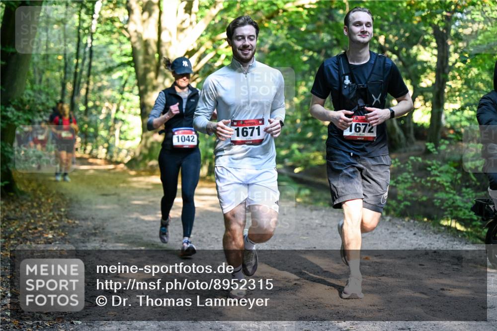 28.09.2025 - 33. Volkslauf durch das schöne Alstertal Dr. Thomas Lammeyer http://msf.ph/oto/8952315 28.09.2025 10:21:02 Laufen 1042, 1671, 1672 meine-sportfotos.de