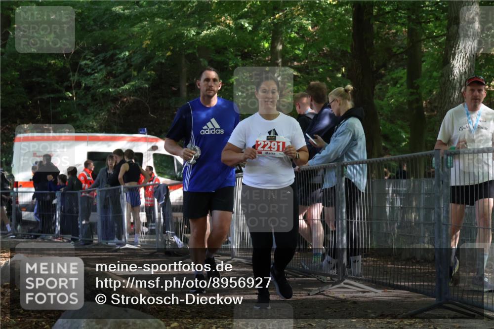 28.09.2025 - 33. Volkslauf durch das schöne Alstertal Strokosch-Dieckow http://msf.ph/oto/8956927 28.09.2025 12:58:53 Ziel 2290, 2291 meine-sportfotos.de