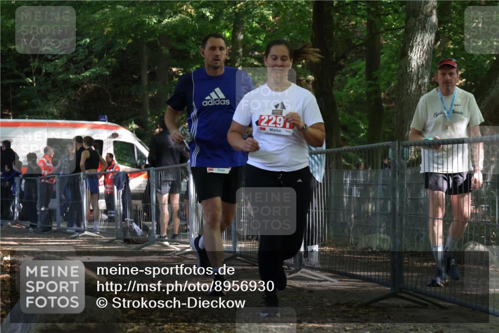 28.09.2025 - 33. Volkslauf durch das schöne Alstertal Strokosch-Dieckow http://msf.ph/oto/8956930 28.09.2025 12:58:54 Ziel 2290, 2291 meine-sportfotos.de