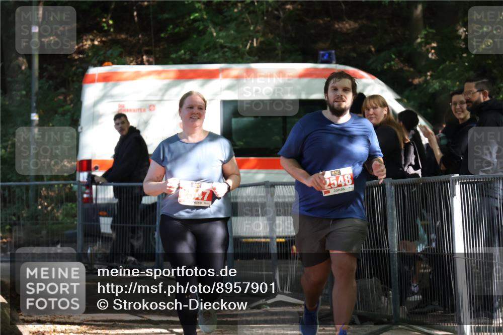28.09.2025 - 33. Volkslauf durch das schöne Alstertal Strokosch-Dieckow http://msf.ph/oto/8957901 28.09.2025 13:06:05 Ziel 2547, 2548 meine-sportfotos.de