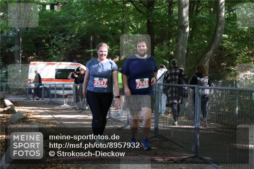 28.09.2025 - 33. Volkslauf durch das schöne Alstertal Strokosch-Dieckow http://msf.ph/oto/8957932 28.09.2025 13:06:09 Ziel 2547, 2548 meine-sportfotos.de