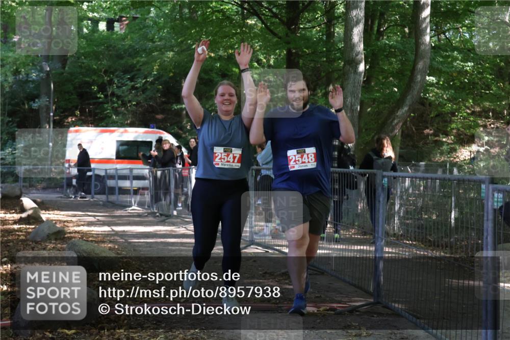 28.09.2025 - 33. Volkslauf durch das schöne Alstertal Strokosch-Dieckow http://msf.ph/oto/8957938 28.09.2025 13:06:10 Ziel 2547, 2548 meine-sportfotos.de