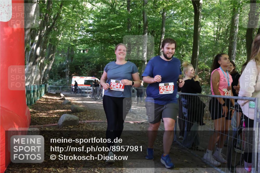 28.09.2025 - 33. Volkslauf durch das schöne Alstertal Strokosch-Dieckow http://msf.ph/oto/8957981 28.09.2025 13:06:11 Ziel 2547, 2548 meine-sportfotos.de