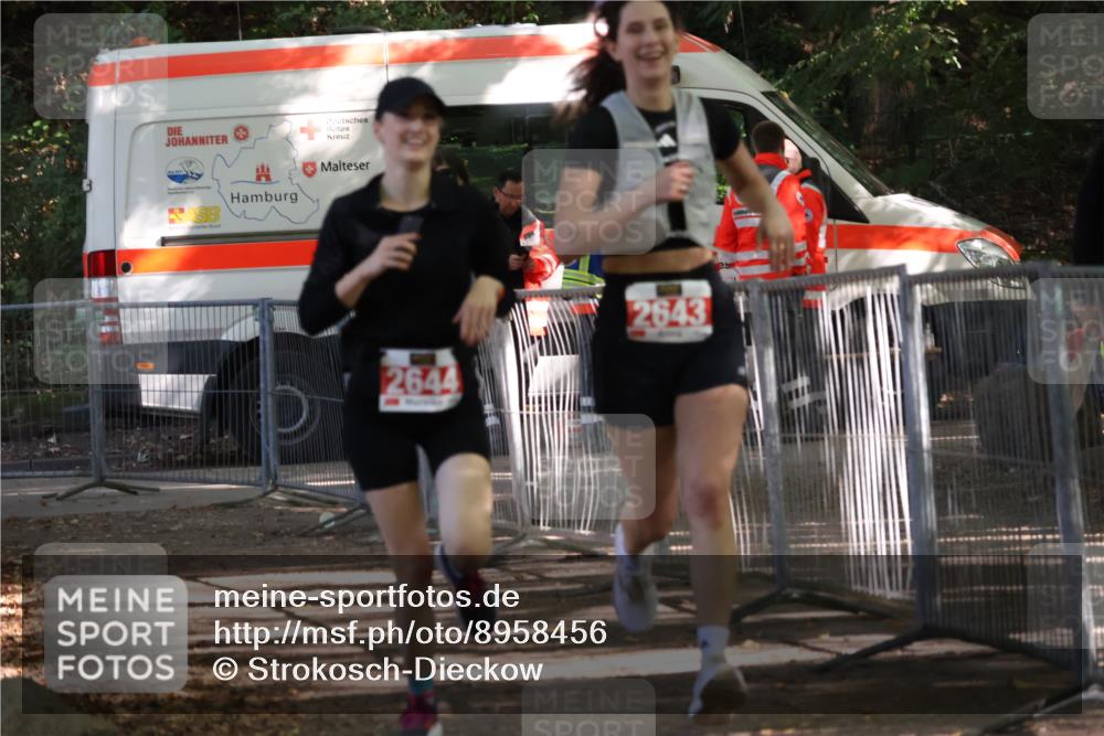 28.09.2025 - 33. Volkslauf durch das schöne Alstertal Strokosch-Dieckow http://msf.ph/oto/8958456 28.09.2025 13:17:34 Ziel 2643, 2644 meine-sportfotos.de