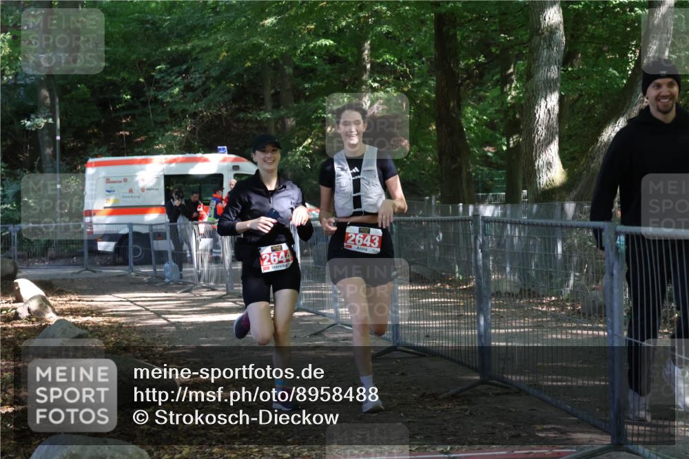 28.09.2025 - 33. Volkslauf durch das schöne Alstertal Strokosch-Dieckow http://msf.ph/oto/8958488 28.09.2025 13:17:36 Ziel 2643, 2644 meine-sportfotos.de