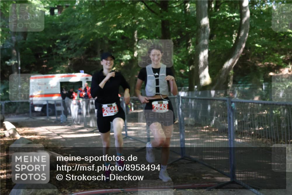28.09.2025 - 33. Volkslauf durch das schöne Alstertal Strokosch-Dieckow http://msf.ph/oto/8958494 28.09.2025 13:17:37 Ziel 2643, 2644 meine-sportfotos.de
