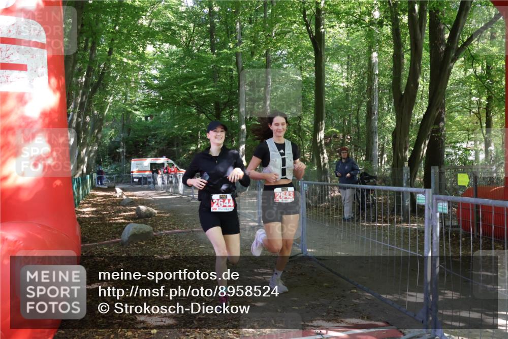 28.09.2025 - 33. Volkslauf durch das schöne Alstertal Strokosch-Dieckow http://msf.ph/oto/8958524 28.09.2025 13:17:38 Ziel 2643, 2644 meine-sportfotos.de