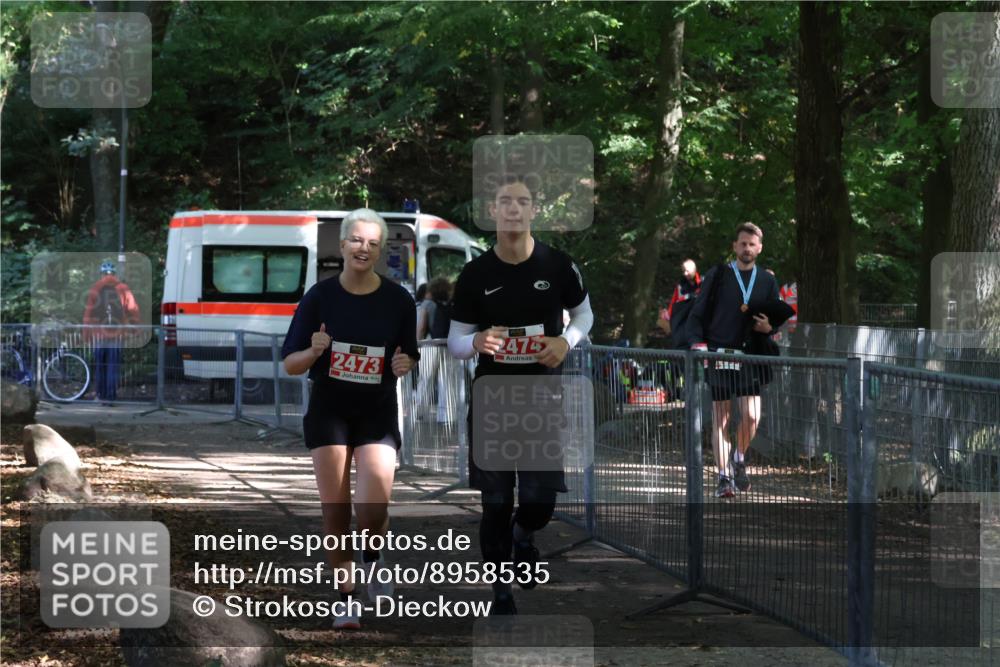 28.09.2025 - 33. Volkslauf durch das schöne Alstertal Strokosch-Dieckow http://msf.ph/oto/8958535 28.09.2025 13:20:50 Ziel 2473, 2474 meine-sportfotos.de