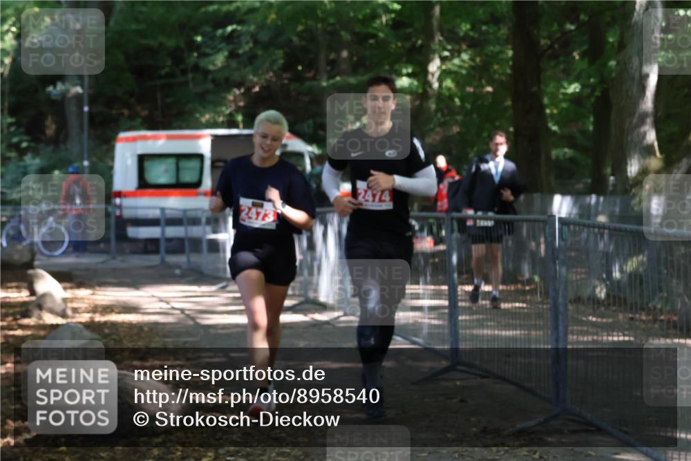 28.09.2025 - 33. Volkslauf durch das schöne Alstertal Strokosch-Dieckow http://msf.ph/oto/8958540 28.09.2025 13:20:51 Ziel 2473, 2474 meine-sportfotos.de