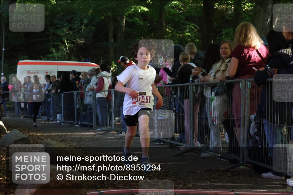 28.09.2025 - 33. Volkslauf durch das schöne Alstertal Strokosch-Dieckow http://msf.ph/oto/8959294 28.09.2025 10:44:44 Ziel 5025, 5041, 5045 meine-sportfotos.de
