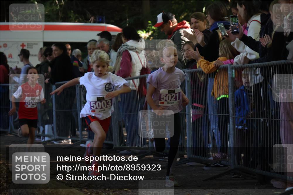 28.09.2025 - 33. Volkslauf durch das schöne Alstertal Strokosch-Dieckow http://msf.ph/oto/8959323 28.09.2025 10:45:06 Ziel 5003, 5021, 5046 meine-sportfotos.de