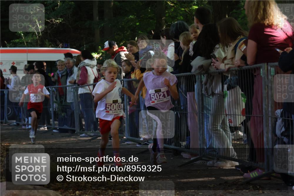 28.09.2025 - 33. Volkslauf durch das schöne Alstertal Strokosch-Dieckow http://msf.ph/oto/8959325 28.09.2025 10:45:06 Ziel 5003, 5021, 5046 meine-sportfotos.de