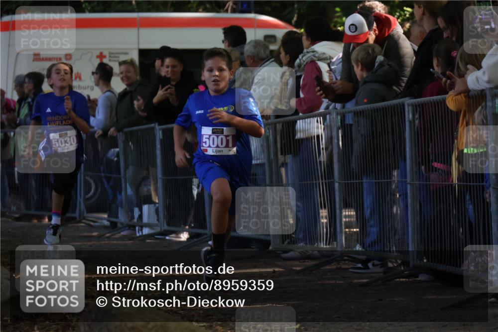 28.09.2025 - 33. Volkslauf durch das schöne Alstertal Strokosch-Dieckow http://msf.ph/oto/8959359 28.09.2025 10:45:24 Ziel 5001, 5030, 5044 meine-sportfotos.de