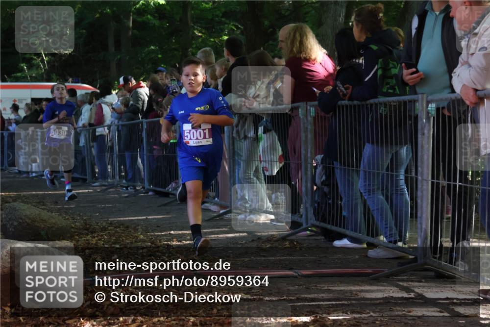 28.09.2025 - 33. Volkslauf durch das schöne Alstertal Strokosch-Dieckow http://msf.ph/oto/8959364 28.09.2025 10:45:26 Ziel 5001, 5030, 5044 meine-sportfotos.de