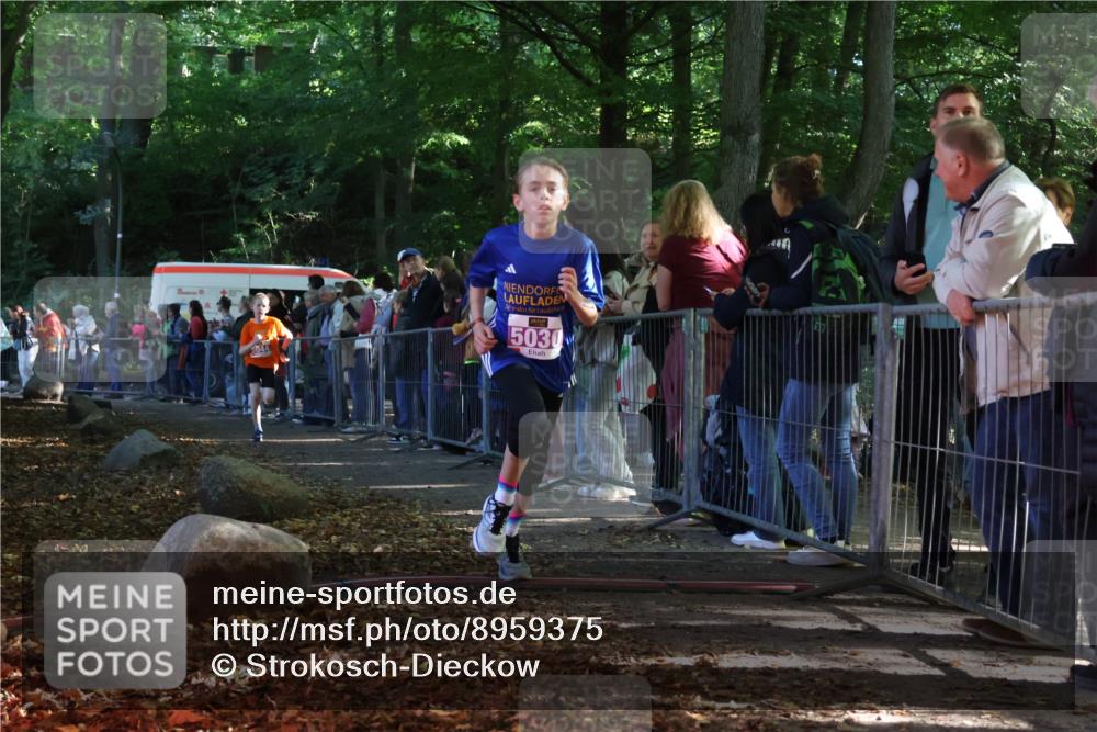 28.09.2025 - 33. Volkslauf durch das schöne Alstertal Strokosch-Dieckow http://msf.ph/oto/8959375 28.09.2025 10:45:28 Ziel 5001, 5002, 5030, 5044 meine-sportfotos.de