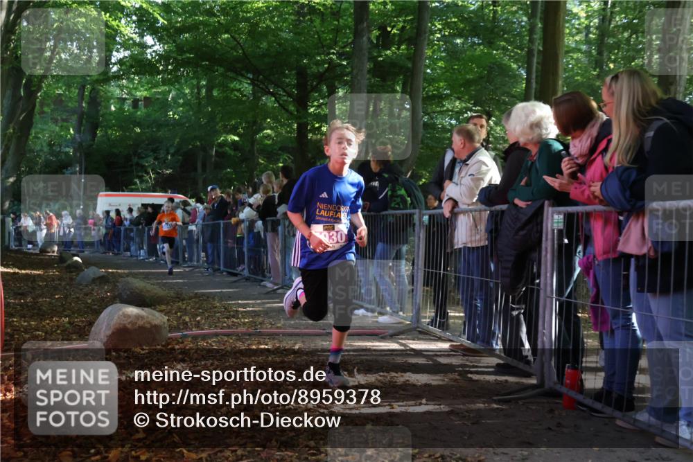 28.09.2025 - 33. Volkslauf durch das schöne Alstertal Strokosch-Dieckow http://msf.ph/oto/8959378 28.09.2025 10:45:29 Ziel 5002, 5030, 5044 meine-sportfotos.de