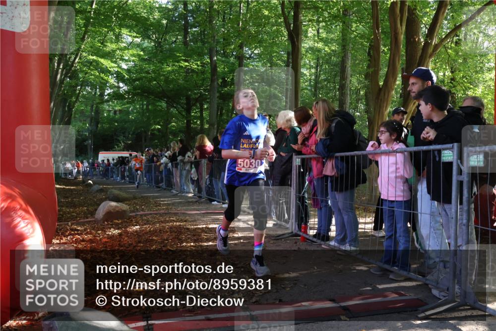 28.09.2025 - 33. Volkslauf durch das schöne Alstertal Strokosch-Dieckow http://msf.ph/oto/8959381 28.09.2025 10:45:29 Ziel 5002, 5030, 5044 meine-sportfotos.de