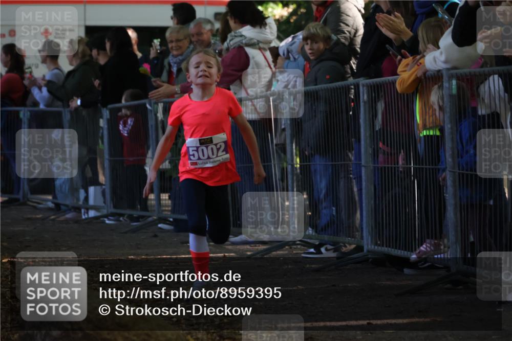28.09.2025 - 33. Volkslauf durch das schöne Alstertal Strokosch-Dieckow http://msf.ph/oto/8959395 28.09.2025 10:45:35 Ziel 5002, 5039 meine-sportfotos.de