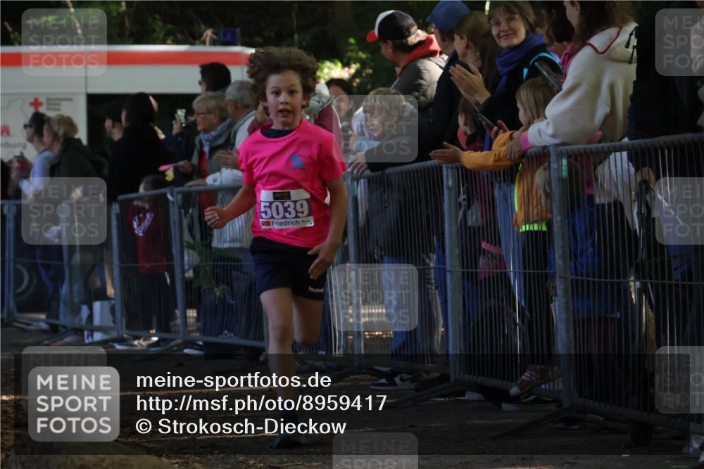 28.09.2025 - 33. Volkslauf durch das schöne Alstertal Strokosch-Dieckow http://msf.ph/oto/8959417 28.09.2025 10:45:40 Ziel 5033, 5039 meine-sportfotos.de