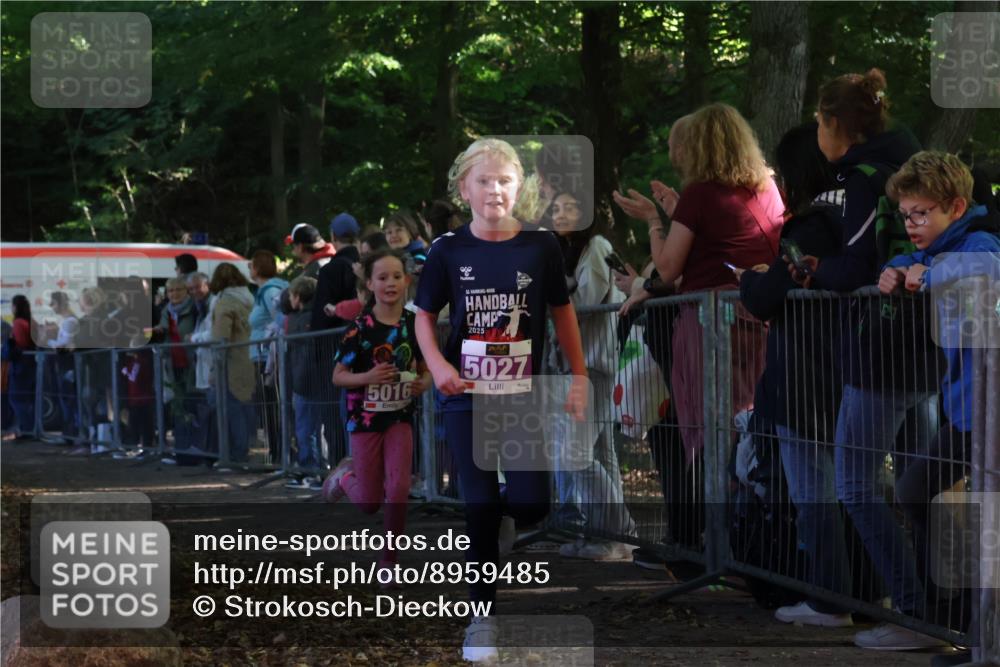 28.09.2025 - 33. Volkslauf durch das schöne Alstertal Strokosch-Dieckow http://msf.ph/oto/8959485 28.09.2025 10:45:55 Ziel 5016, 5027 meine-sportfotos.de