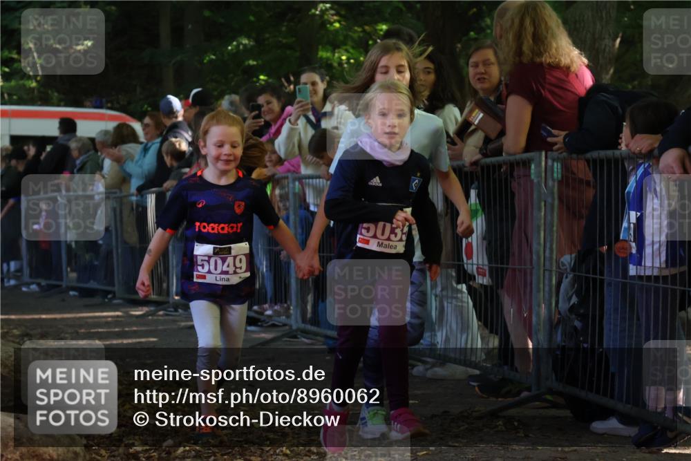28.09.2025 - 33. Volkslauf durch das schöne Alstertal Strokosch-Dieckow http://msf.ph/oto/8960062 28.09.2025 10:47:39 Ziel 5004, 5035, 5049, 5957 meine-sportfotos.de
