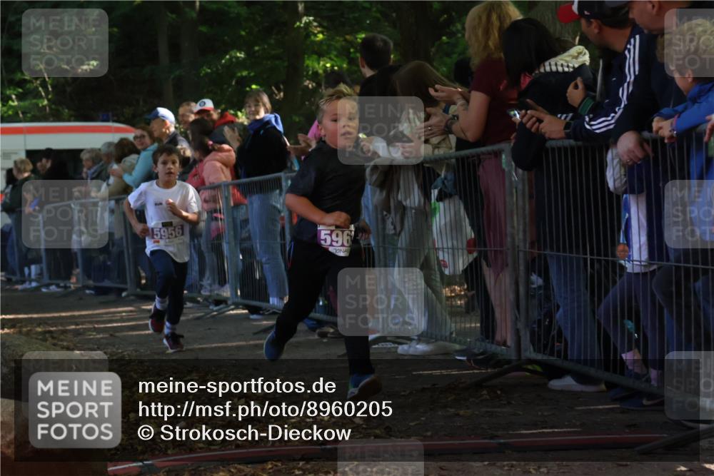 28.09.2025 - 33. Volkslauf durch das schöne Alstertal Strokosch-Dieckow http://msf.ph/oto/8960205 28.09.2025 10:48:09 Ziel 5956, 5963 meine-sportfotos.de