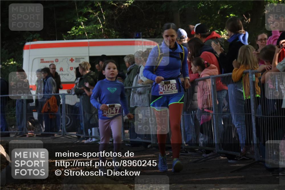 28.09.2025 - 33. Volkslauf durch das schöne Alstertal Strokosch-Dieckow http://msf.ph/oto/8960245 28.09.2025 10:48:18 Ziel 5023, 5028, 5047 meine-sportfotos.de
