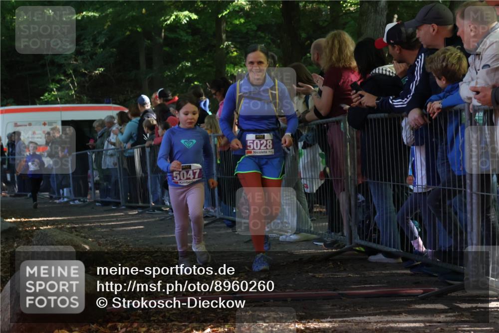 28.09.2025 - 33. Volkslauf durch das schöne Alstertal Strokosch-Dieckow http://msf.ph/oto/8960260 28.09.2025 10:48:20 Ziel 5023, 5028, 5047 meine-sportfotos.de