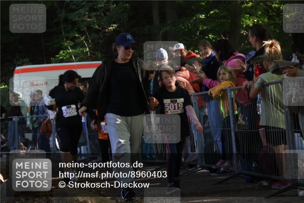 28.09.2025 - 33. Volkslauf durch das schöne Alstertal Strokosch-Dieckow http://msf.ph/oto/8960403 28.09.2025 10:49:00 Ziel 5019, 5966, 5968 meine-sportfotos.de