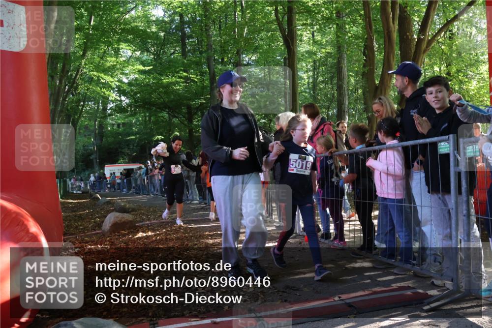 28.09.2025 - 33. Volkslauf durch das schöne Alstertal Strokosch-Dieckow http://msf.ph/oto/8960446 28.09.2025 10:49:05 Ziel 5966, 5968 meine-sportfotos.de