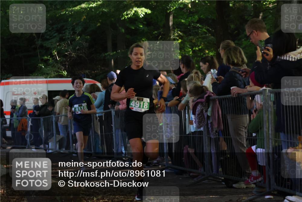 28.09.2025 - 33. Volkslauf durch das schöne Alstertal Strokosch-Dieckow http://msf.ph/oto/8961081 28.09.2025 10:52:21 Ziel 4075, 4118, 4918 meine-sportfotos.de