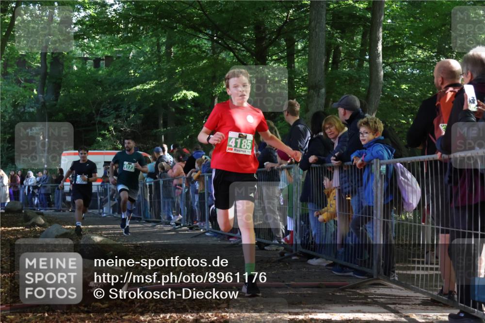 28.09.2025 - 33. Volkslauf durch das schöne Alstertal Strokosch-Dieckow http://msf.ph/oto/8961176 28.09.2025 10:52:48 Ziel 4007, 4078, 4173, 4185 meine-sportfotos.de