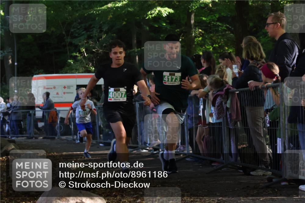 28.09.2025 - 33. Volkslauf durch das schöne Alstertal Strokosch-Dieckow http://msf.ph/oto/8961186 28.09.2025 10:52:49 Ziel 4007, 4078, 4173, 4185 meine-sportfotos.de