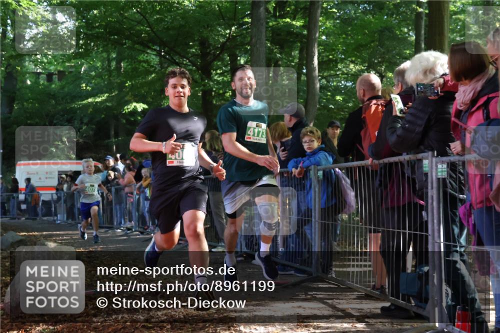 28.09.2025 - 33. Volkslauf durch das schöne Alstertal Strokosch-Dieckow http://msf.ph/oto/8961199 28.09.2025 10:52:50 Ziel 4007, 4078, 4173, 4185 meine-sportfotos.de