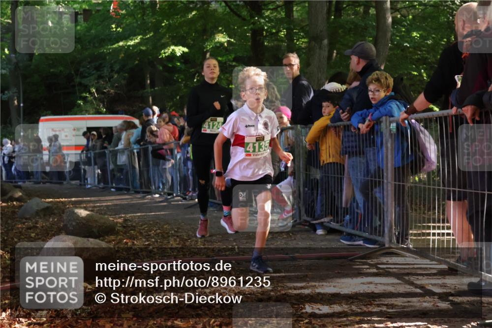 28.09.2025 - 33. Volkslauf durch das schöne Alstertal Strokosch-Dieckow http://msf.ph/oto/8961235 28.09.2025 10:53:04 Ziel 4124, 4135, 4184 meine-sportfotos.de