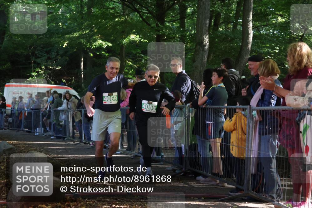 28.09.2025 - 33. Volkslauf durch das schöne Alstertal Strokosch-Dieckow http://msf.ph/oto/8961868 28.09.2025 10:56:48 Ziel 4048, 4065, 4069 meine-sportfotos.de