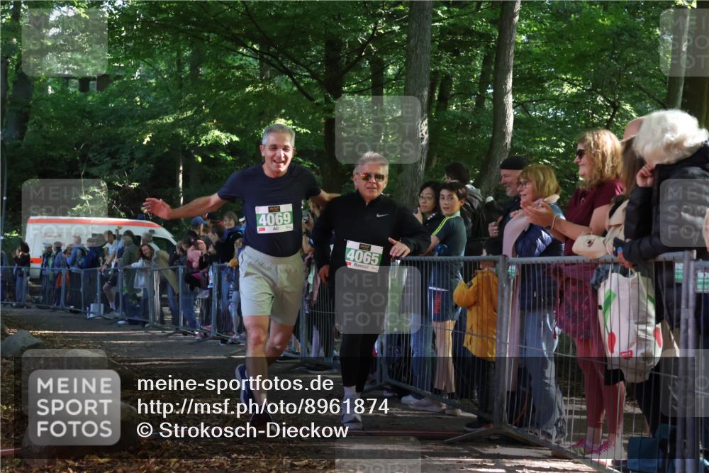 28.09.2025 - 33. Volkslauf durch das schöne Alstertal Strokosch-Dieckow http://msf.ph/oto/8961874 28.09.2025 10:56:48 Ziel 4048, 4065, 4069 meine-sportfotos.de
