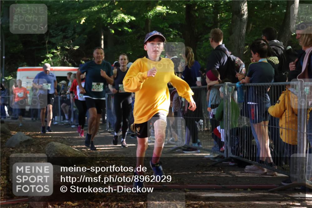28.09.2025 - 33. Volkslauf durch das schöne Alstertal Strokosch-Dieckow http://msf.ph/oto/8962029 28.09.2025 10:57:07 Ziel 4012, 4032, 4044, 4045, 4060, 4130, 4160 meine-sportfotos.de