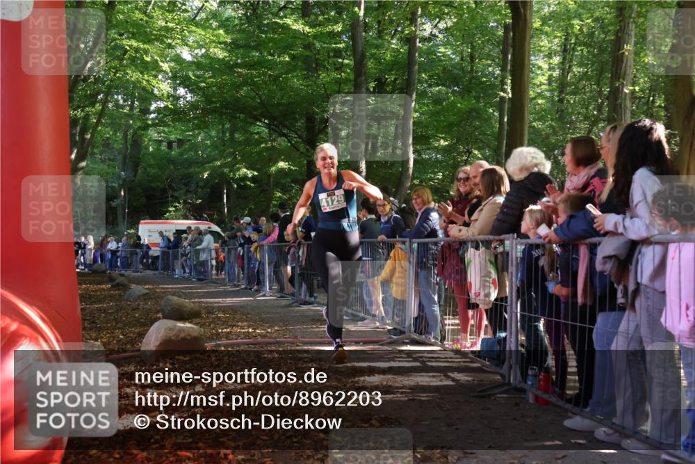 28.09.2025 - 33. Volkslauf durch das schöne Alstertal Strokosch-Dieckow http://msf.ph/oto/8962203 28.09.2025 10:57:24 Ziel 4080, 4125, 4129 meine-sportfotos.de