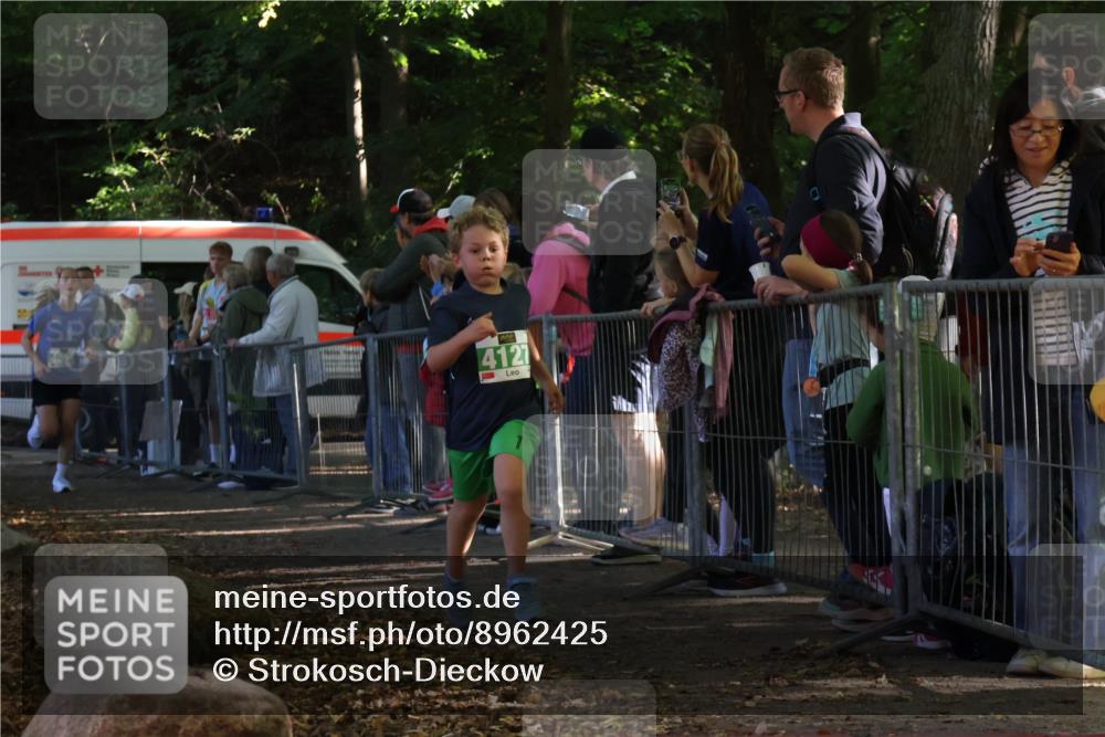 28.09.2025 - 33. Volkslauf durch das schöne Alstertal Strokosch-Dieckow http://msf.ph/oto/8962425 28.09.2025 10:57:51 Ziel 4054, 4076, 4127 meine-sportfotos.de