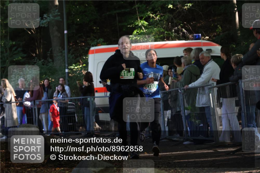 28.09.2025 - 33. Volkslauf durch das schöne Alstertal Strokosch-Dieckow http://msf.ph/oto/8962858 28.09.2025 10:59:08 Ziel 4101, 4102, 4917 meine-sportfotos.de