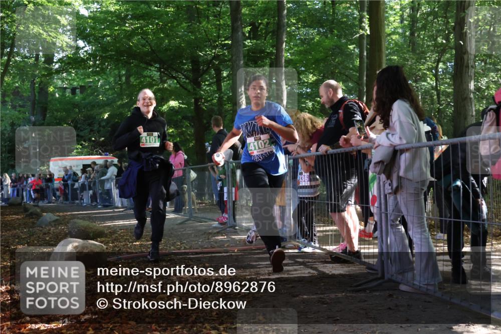 28.09.2025 - 33. Volkslauf durch das schöne Alstertal Strokosch-Dieckow http://msf.ph/oto/8962876 28.09.2025 10:59:11 Ziel 4101, 4102, 4917 meine-sportfotos.de