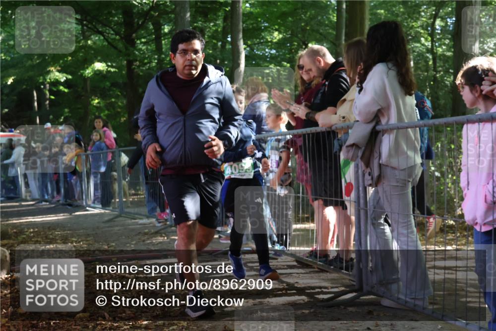 28.09.2025 - 33. Volkslauf durch das schöne Alstertal Strokosch-Dieckow http://msf.ph/oto/8962909 28.09.2025 10:59:53 Ziel 4028, 4099 meine-sportfotos.de