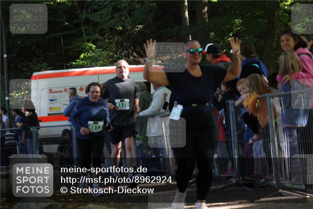 28.09.2025 - 33. Volkslauf durch das schöne Alstertal Strokosch-Dieckow http://msf.ph/oto/8962924 28.09.2025 11:00:05 Ziel 4098, 4170, 4913 meine-sportfotos.de