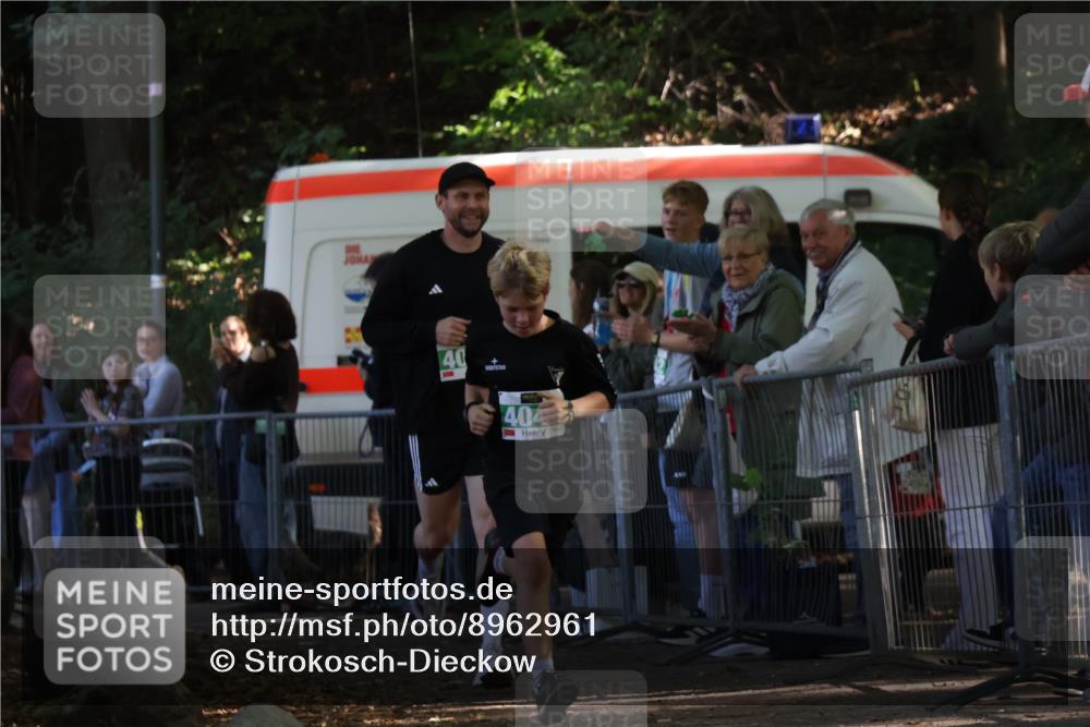 28.09.2025 - 33. Volkslauf durch das schöne Alstertal Strokosch-Dieckow http://msf.ph/oto/8962961 28.09.2025 11:00:29 Ziel 4041, 4043 meine-sportfotos.de