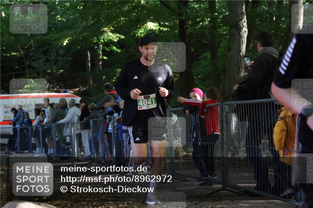 28.09.2025 - 33. Volkslauf durch das schöne Alstertal Strokosch-Dieckow http://msf.ph/oto/8962972 28.09.2025 11:00:34 Ziel 4041, 4043 meine-sportfotos.de
