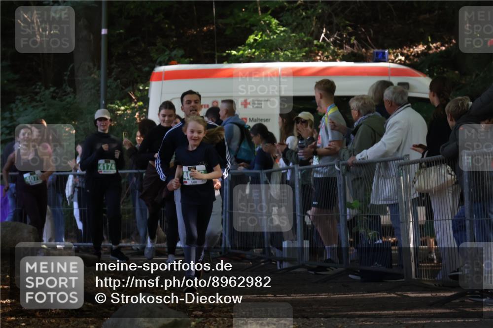 28.09.2025 - 33. Volkslauf durch das schöne Alstertal Strokosch-Dieckow http://msf.ph/oto/8962982 28.09.2025 11:01:06 Ziel 4070, 4086, 4174, 4178, 4179 meine-sportfotos.de
