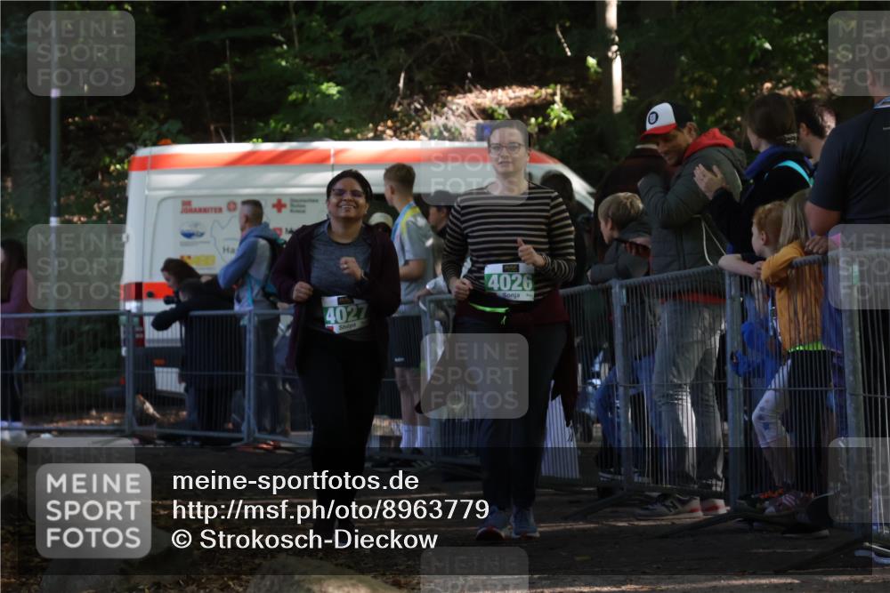 28.09.2025 - 33. Volkslauf durch das schöne Alstertal Strokosch-Dieckow http://msf.ph/oto/8963779 28.09.2025 11:08:28 Ziel 4026, 4027 meine-sportfotos.de