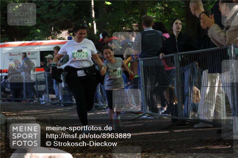 28.09.2025 - 33. Volkslauf durch das schöne Alstertal Strokosch-Dieckow http://msf.ph/oto/8963889 28.09.2025 11:09:10 Ziel 4096, 4097 meine-sportfotos.de