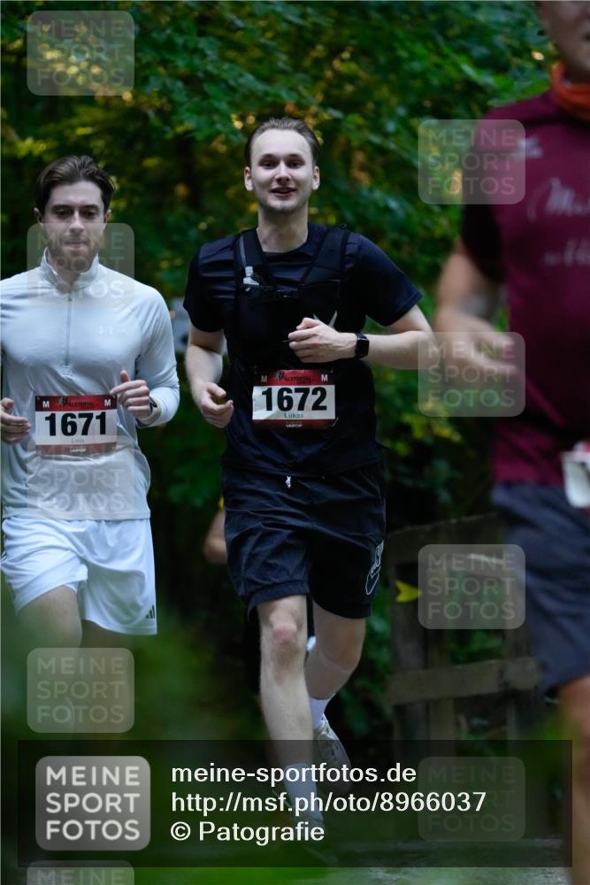 28.09.2025 - 33. Volkslauf durch das schöne Alstertal Patografie http://msf.ph/oto/8966037 28.09.2025 09:17:20 Laufen 1671, 1672 meine-sportfotos.de